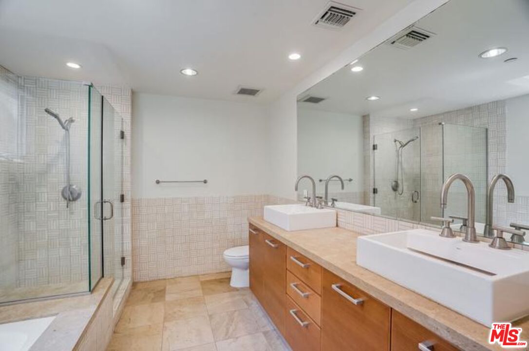 1517 S Bentley Ave Unit: 205