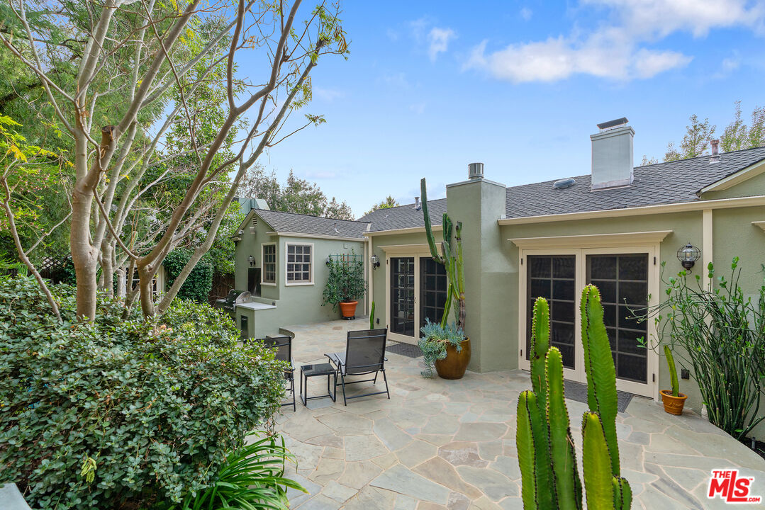 1528 Forest Knoll Dr