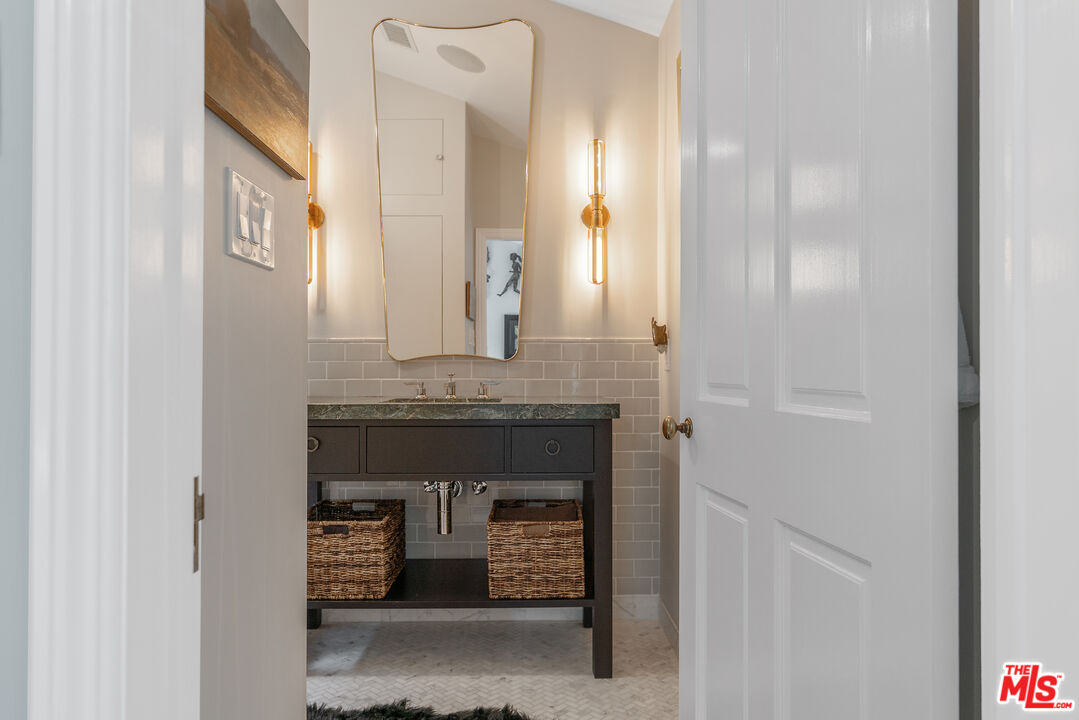 1528 Forest Knoll Dr