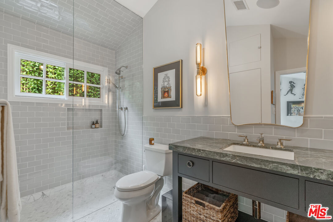 1528 Forest Knoll Dr