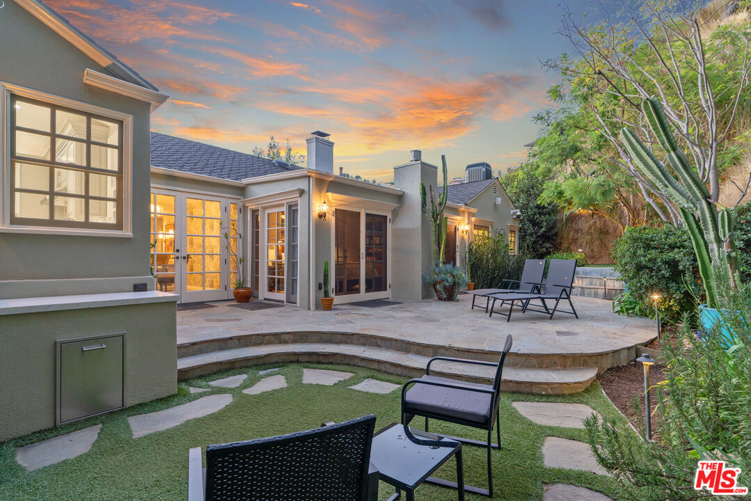 1528 Forest Knoll Dr