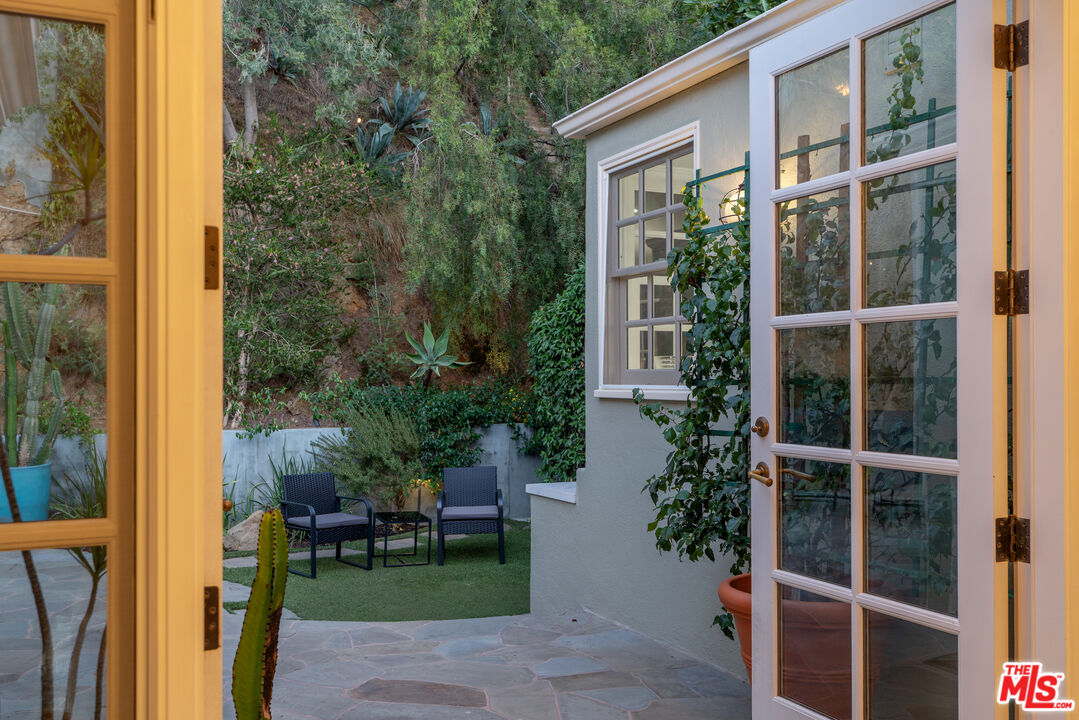 1528 Forest Knoll Dr