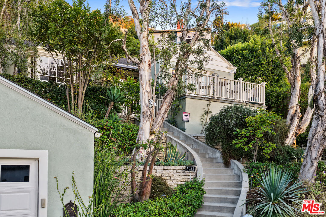 1528 Forest Knoll Dr