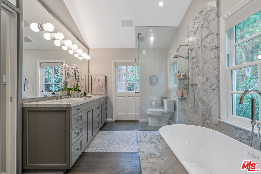 1528 Forest Knoll Dr