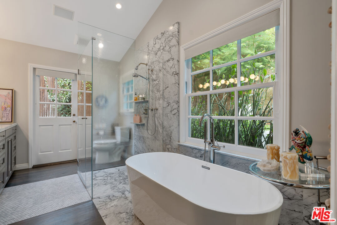 1528 Forest Knoll Dr