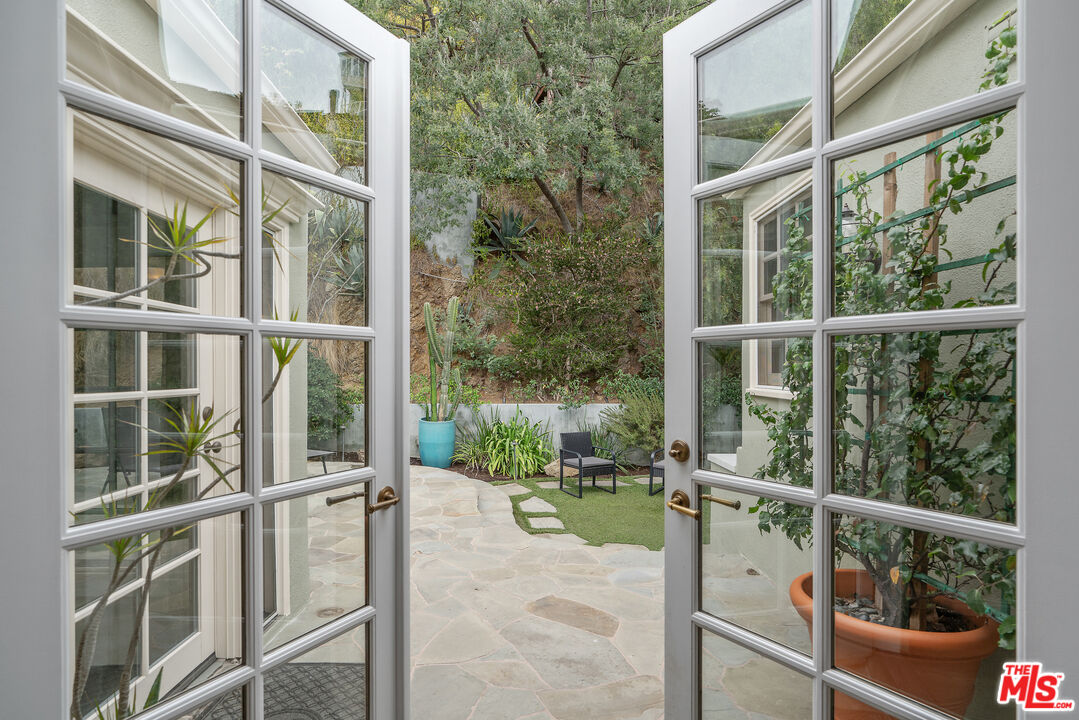 1528 Forest Knoll Dr