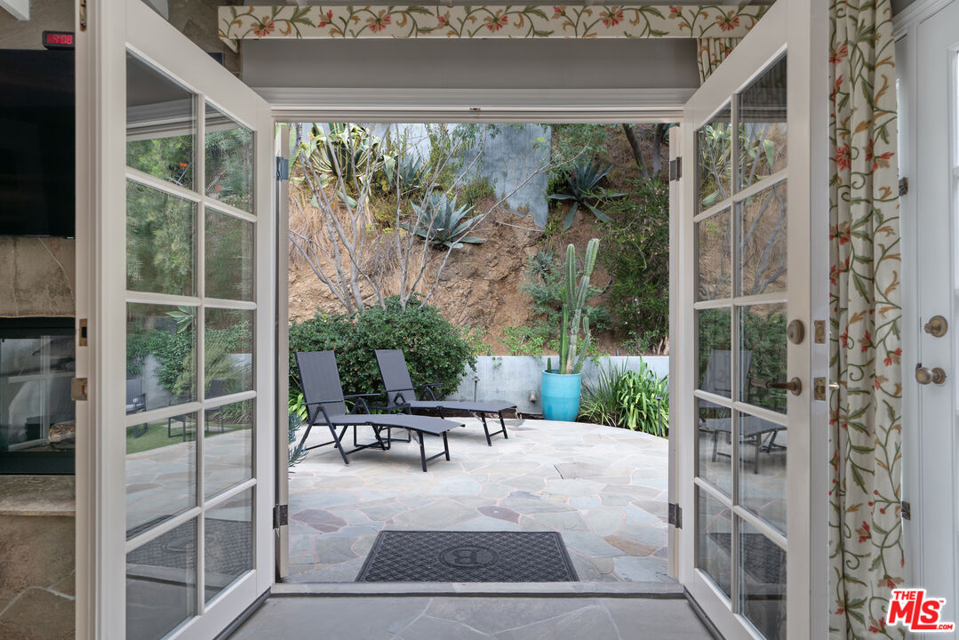 1528 Forest Knoll Dr