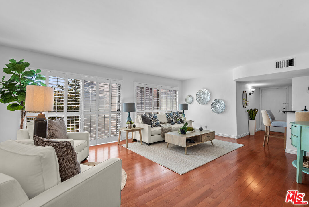 2318 Fox Hills Dr Unit: 102