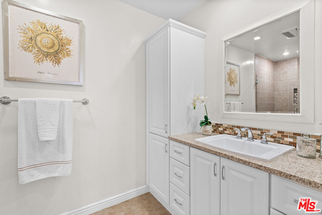 2318 Fox Hills Dr Unit: 102