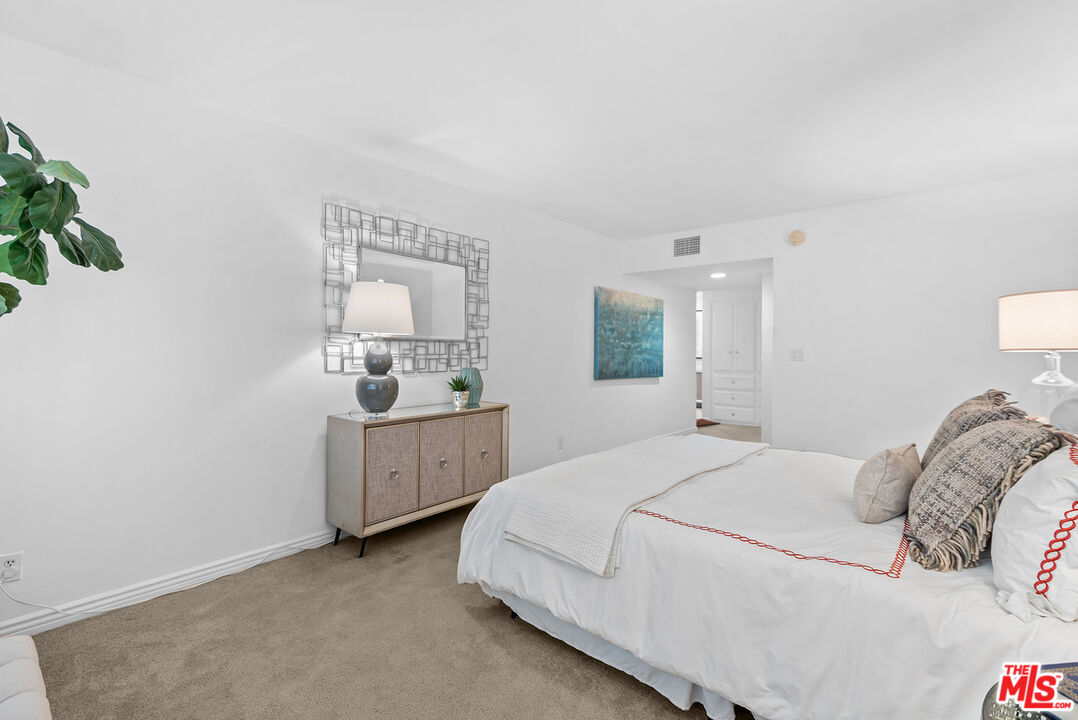 2318 Fox Hills Dr Unit: 102