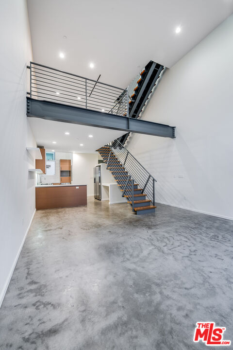 1220 N Orange Grove Ave Unit: 6