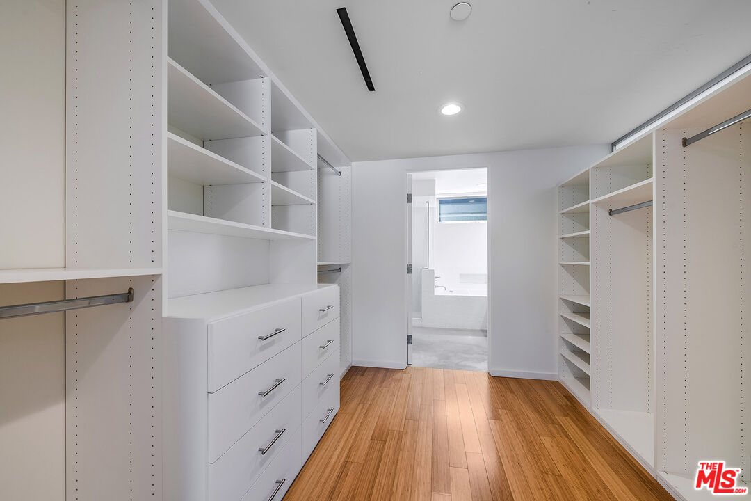 1220 N Orange Grove Ave Unit: 6