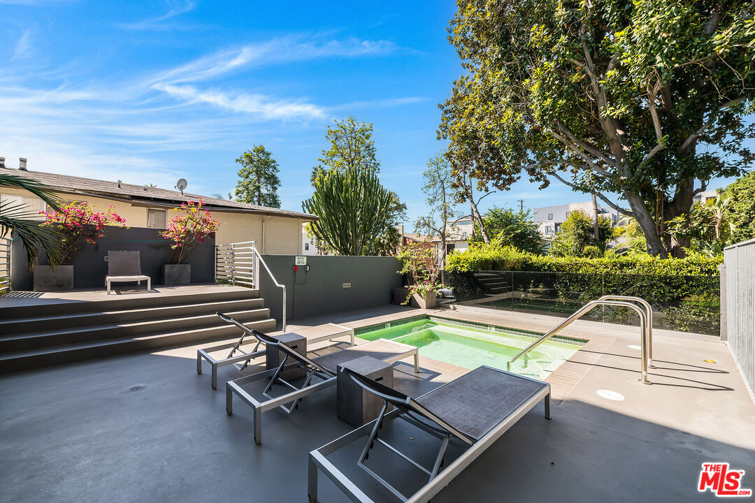 1220 N Orange Grove Ave Unit: 6