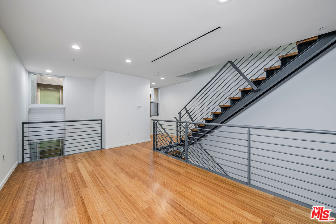 1220 N Orange Grove Ave Unit: 6