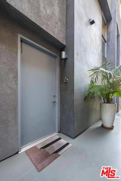 1220 N Orange Grove Ave Unit: 6