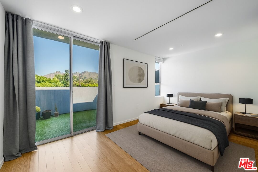 1220 N Orange Grove Ave Unit: 6