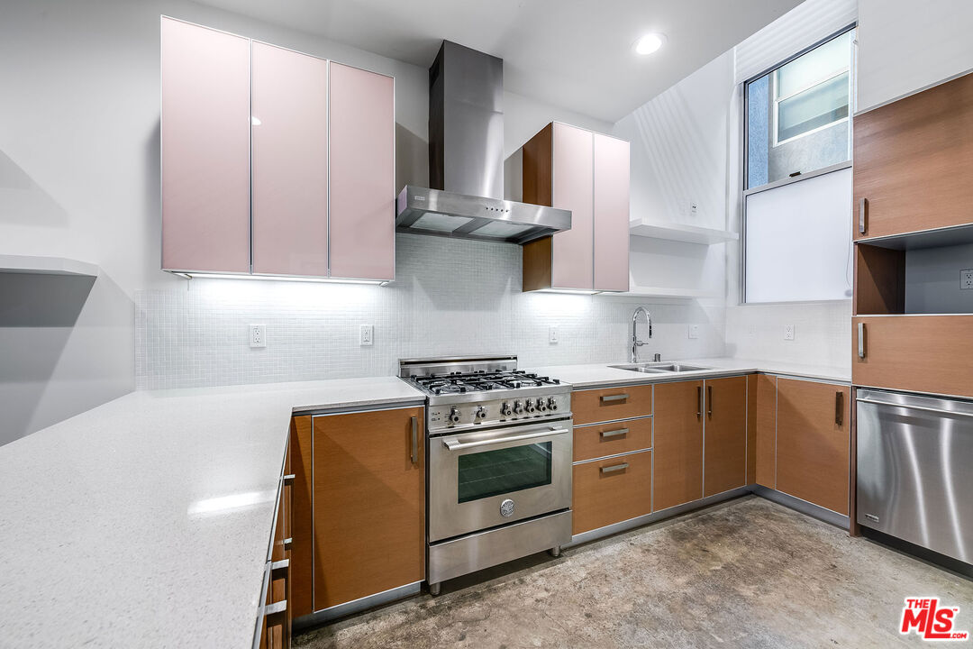 1220 N Orange Grove Ave Unit: 6