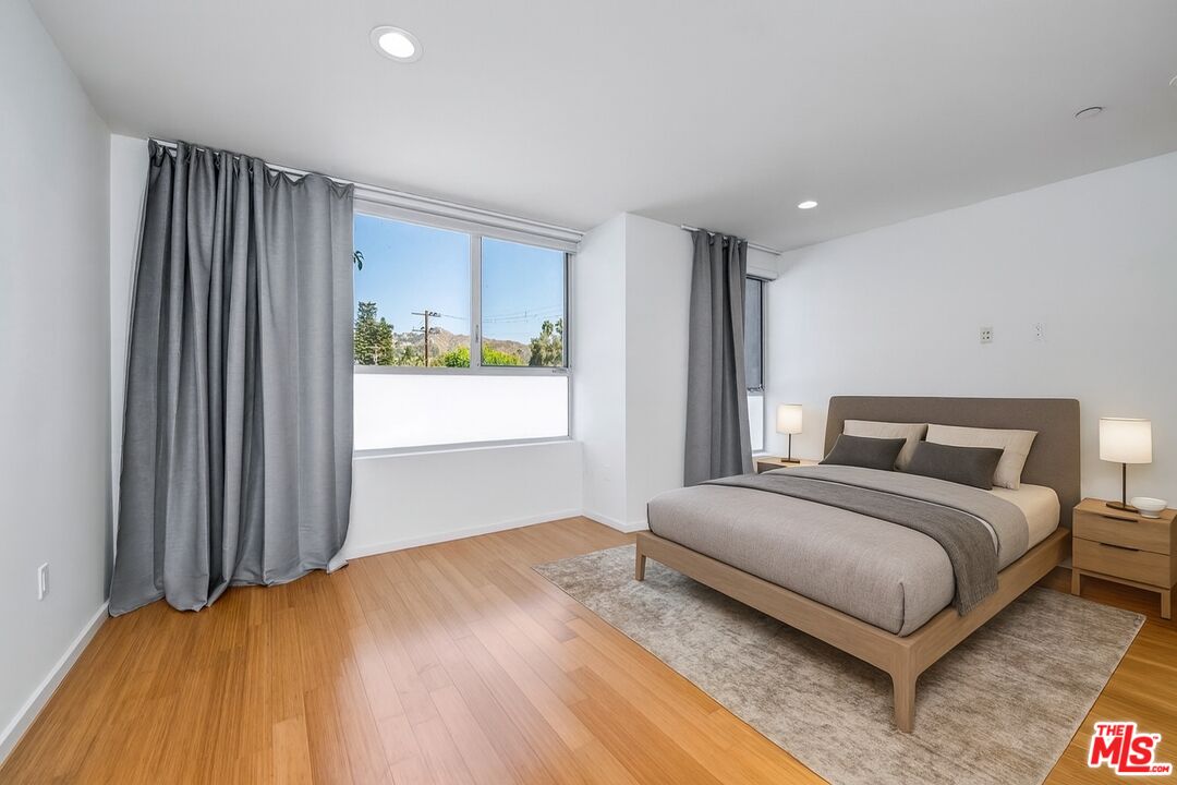 1220 N Orange Grove Ave Unit: 6