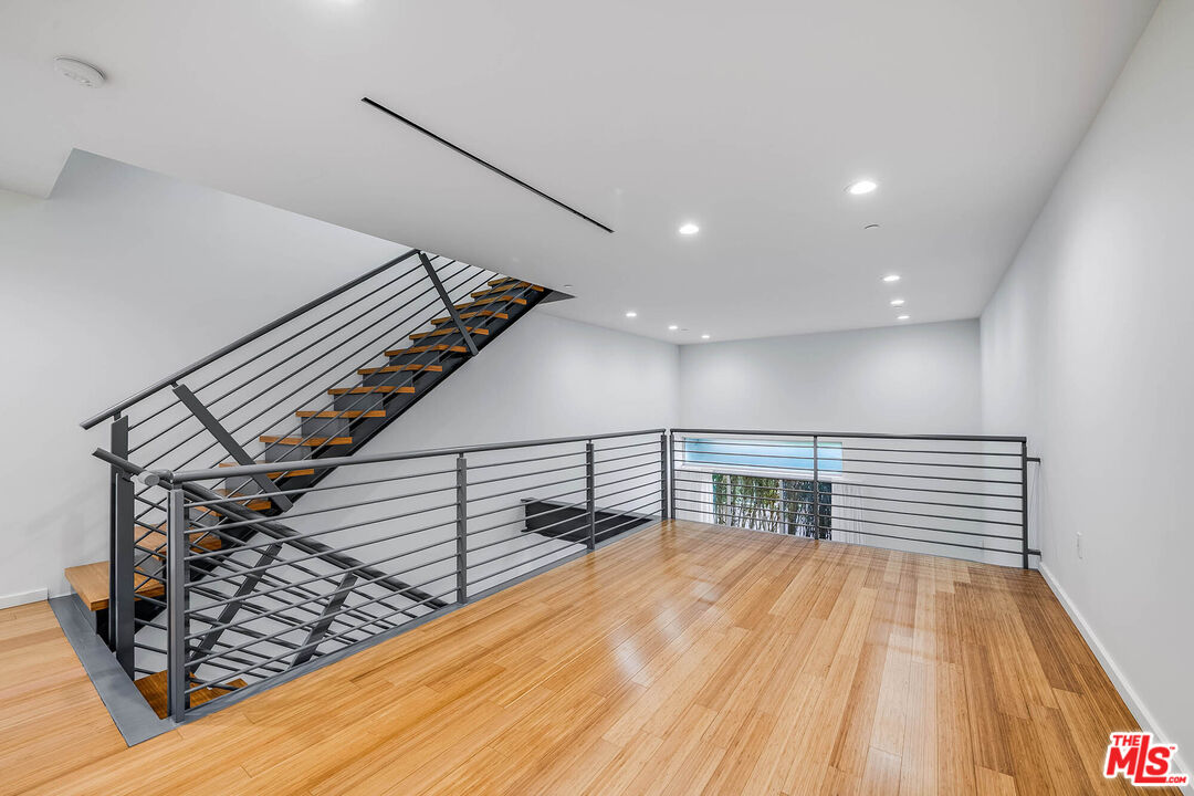 1220 N Orange Grove Ave Unit: 6