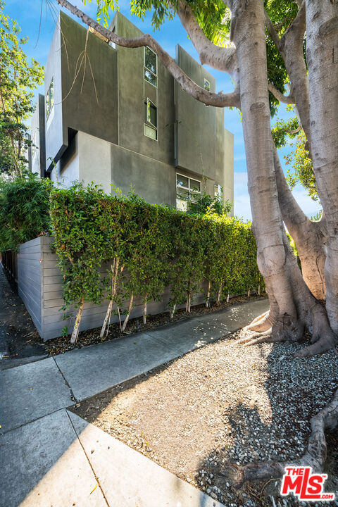 1220 N Orange Grove Ave Unit: 6