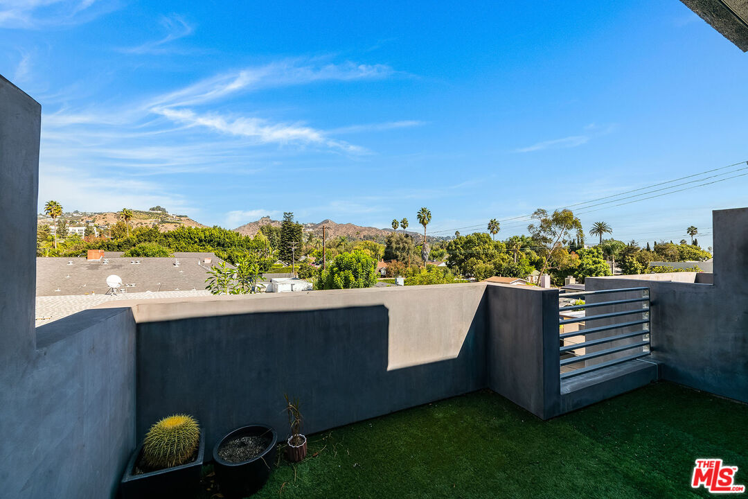 1220 N Orange Grove Ave Unit: 6