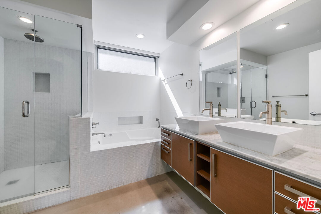 1220 N Orange Grove Ave Unit: 6