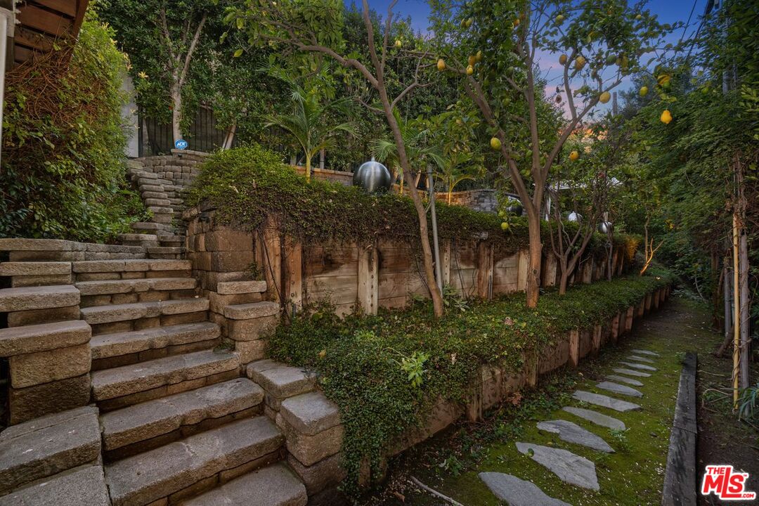 2250 Nichols Canyon Rd