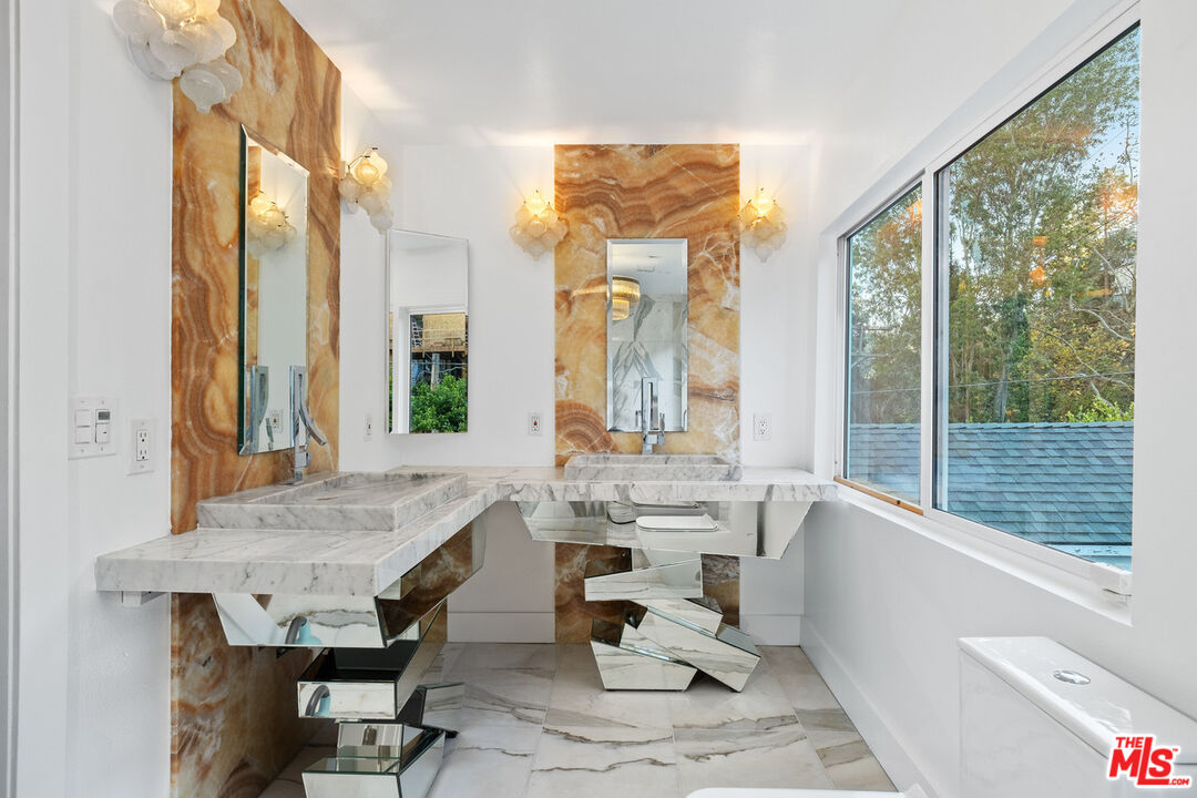 2250 Nichols Canyon Rd