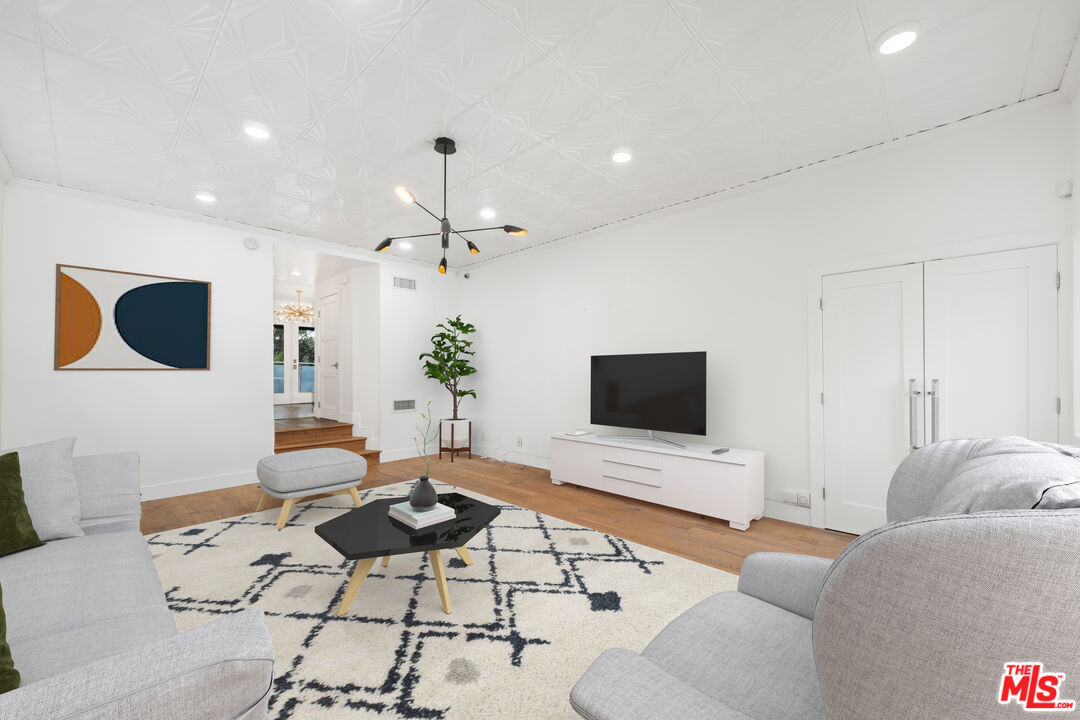 2250 Nichols Canyon Rd