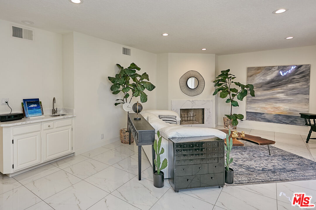 4444 Wilshire Blvd Unit: 206