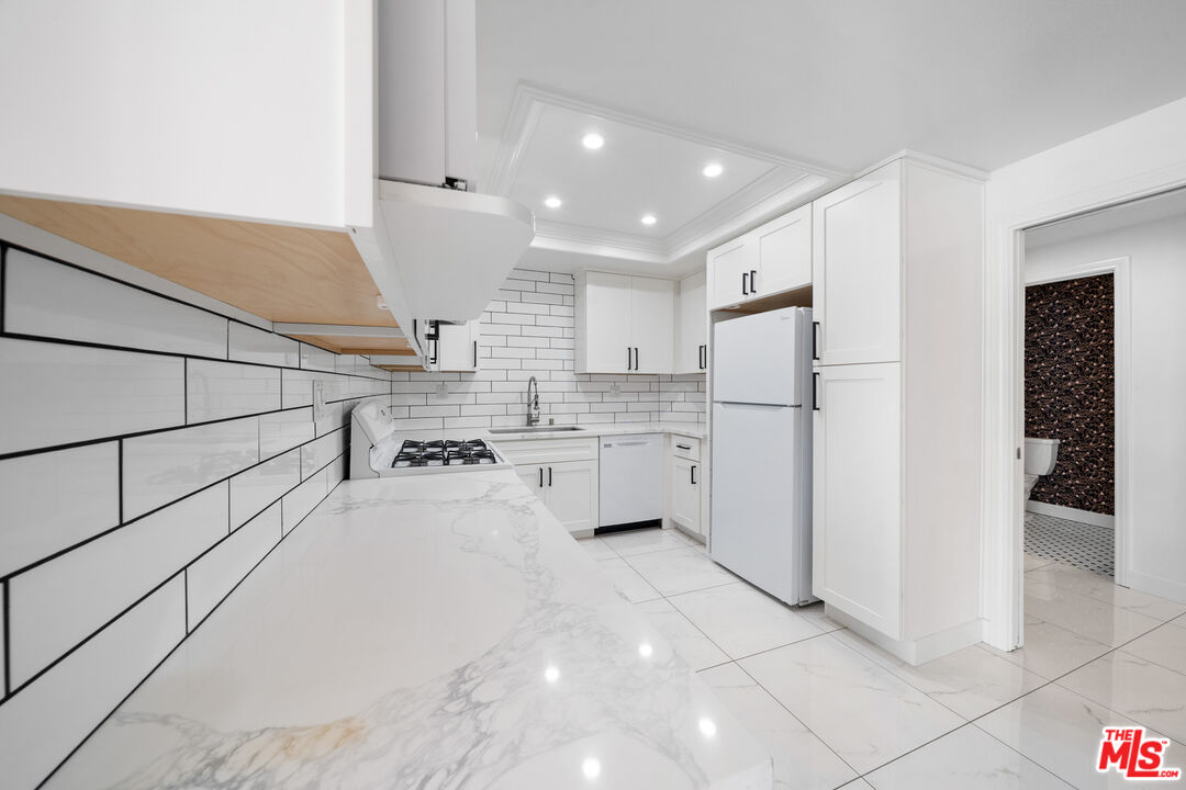 4444 Wilshire Blvd Unit: 206