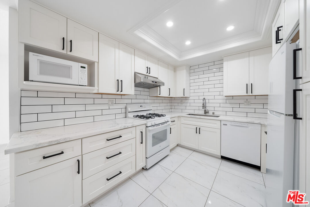 4444 Wilshire Blvd Unit: 206