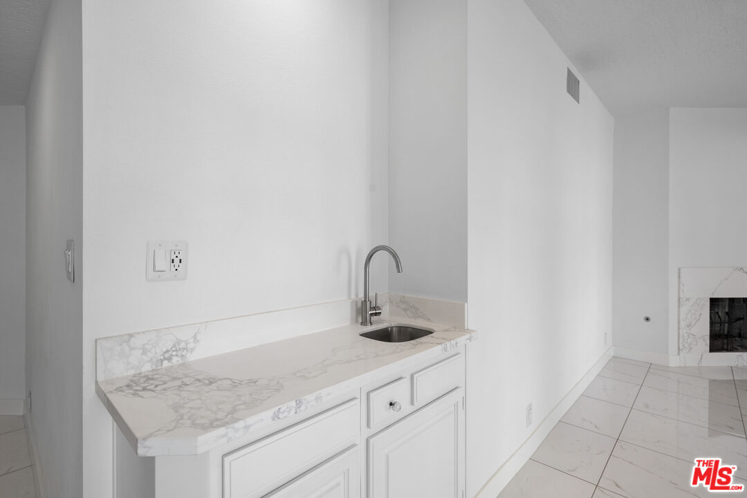 4444 Wilshire Blvd Unit: 206