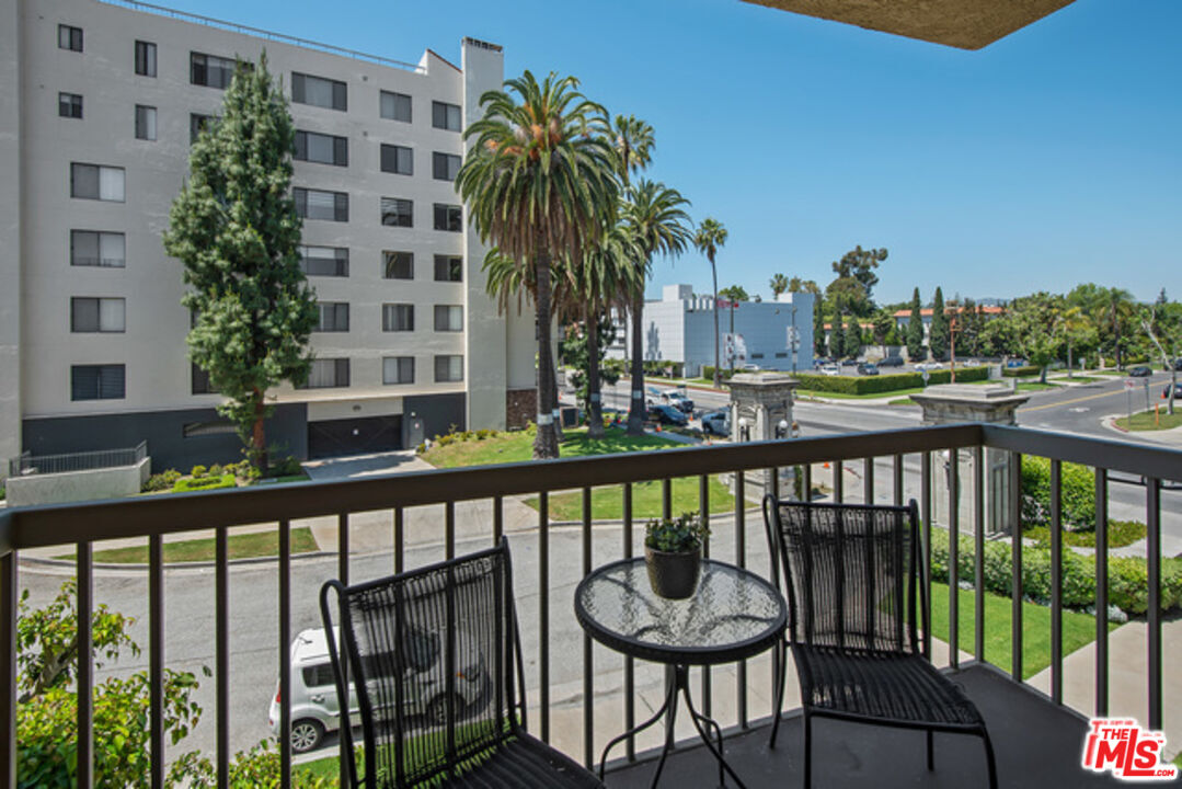 4444 Wilshire Blvd Unit: 206
