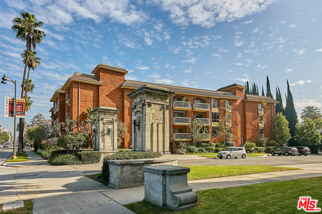 4444 Wilshire Blvd Unit: 206