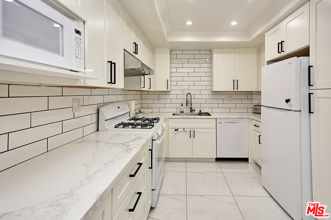 4444 Wilshire Blvd Unit: 206