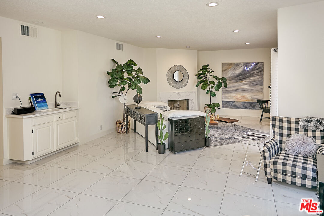 4444 Wilshire Blvd Unit: 206