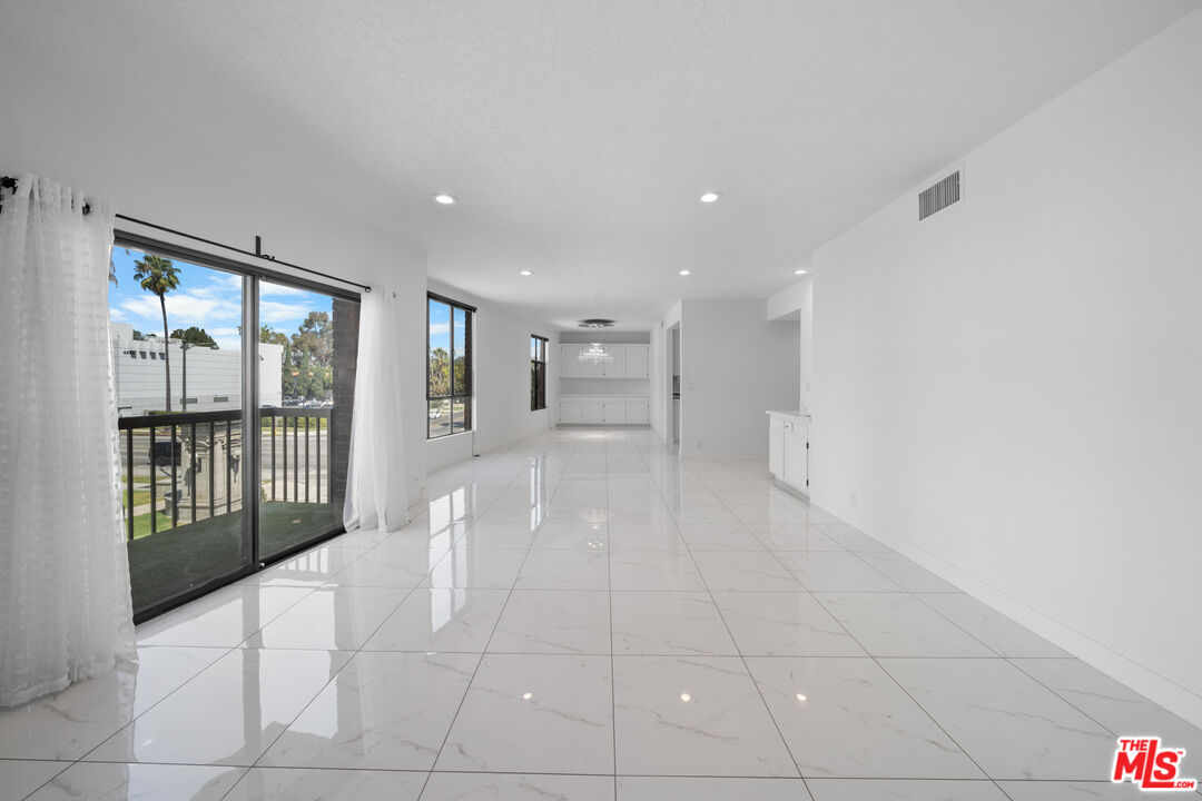 4444 Wilshire Blvd Unit: 206