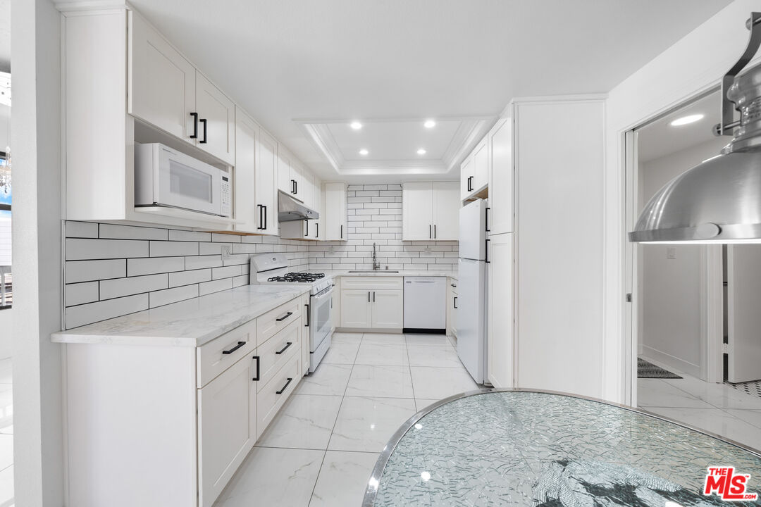 4444 Wilshire Blvd Unit: 206