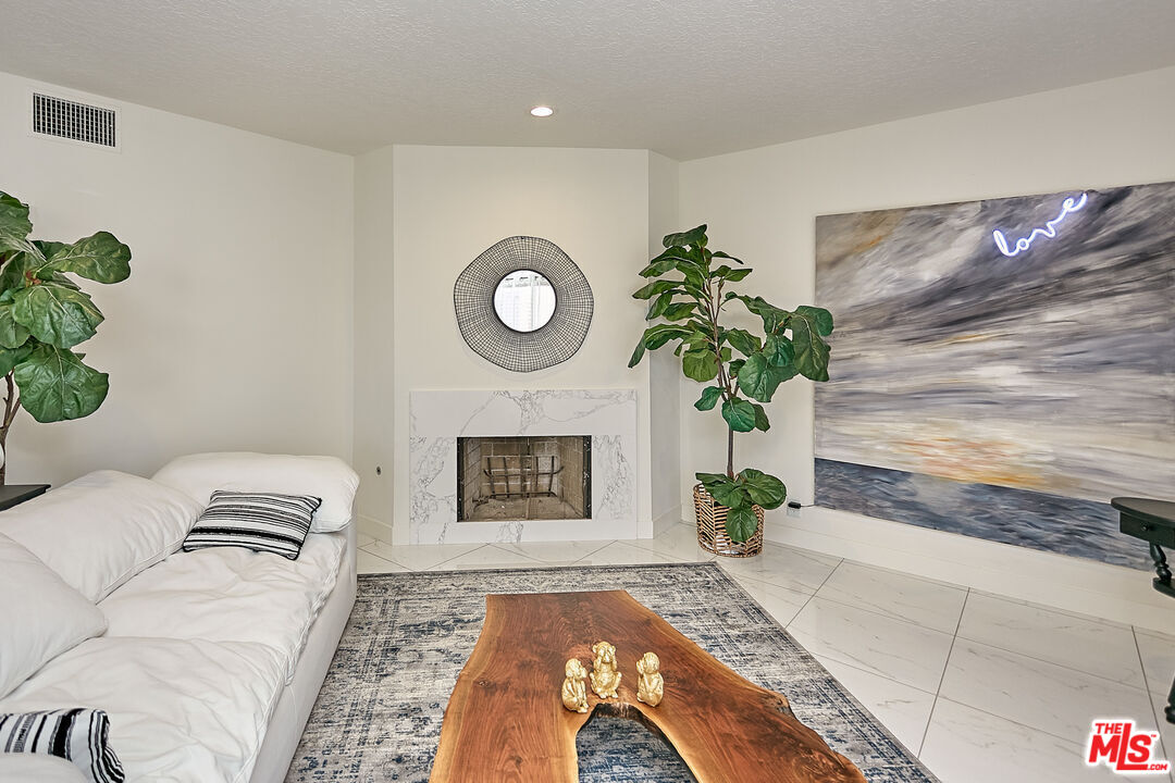 4444 Wilshire Blvd Unit: 206