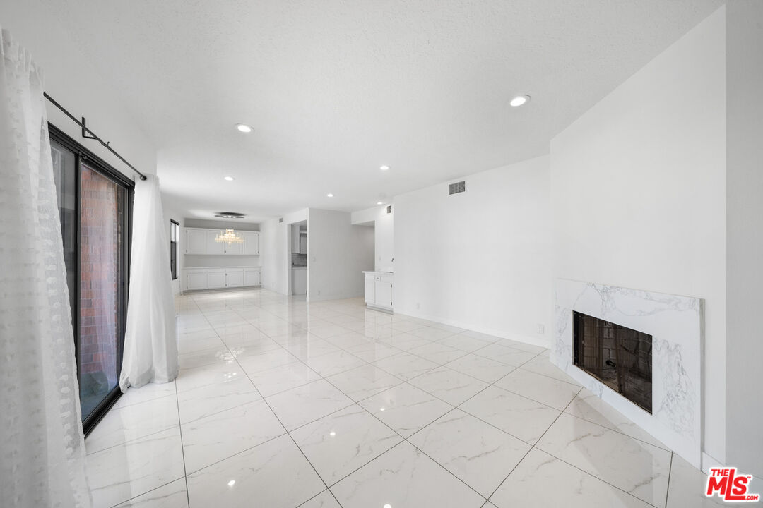 4444 Wilshire Blvd Unit: 206