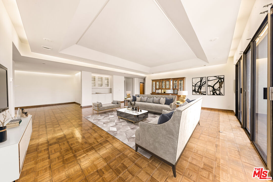 1220 Roxbury Dr Unit: 302