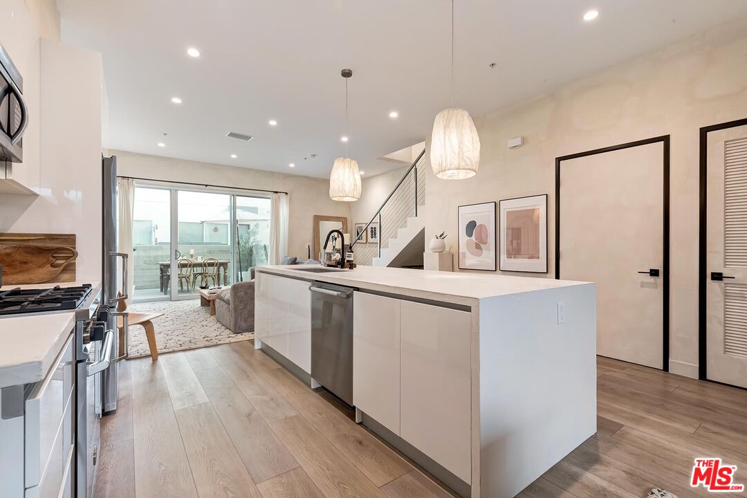 957 Figueroa Ter Unit: 321