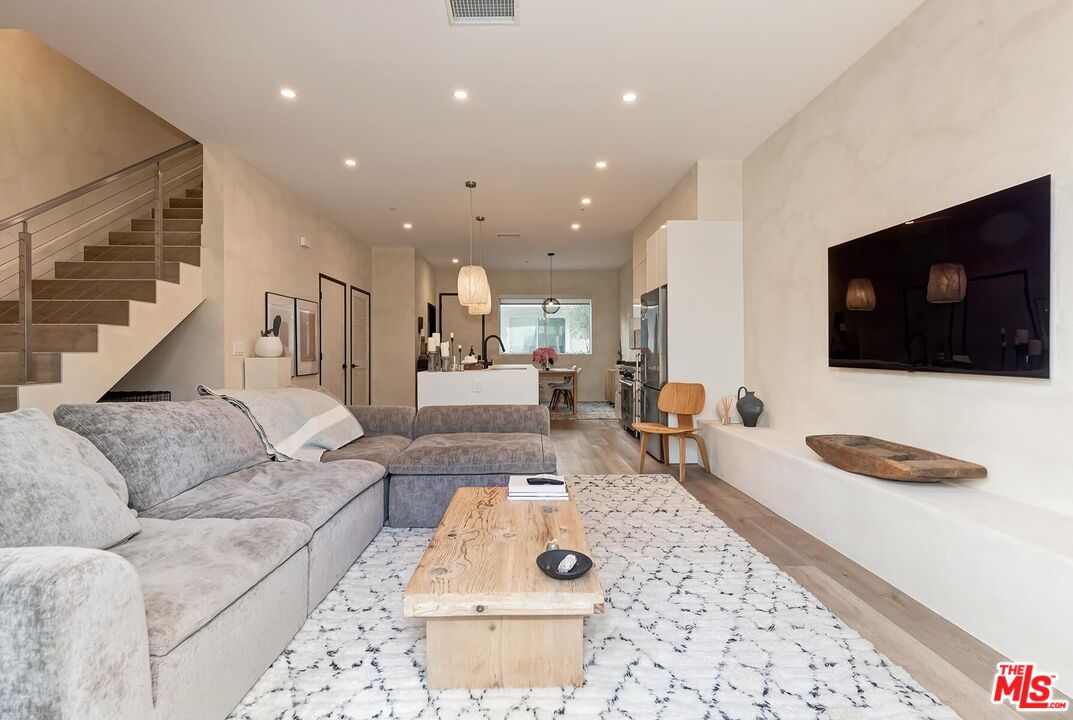 957 Figueroa Ter Unit: 321