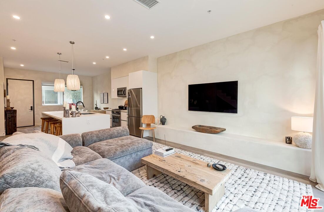 957 Figueroa Ter Unit: 321