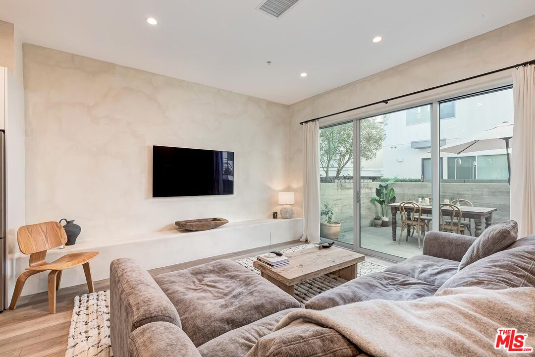 957 Figueroa Ter Unit: 321