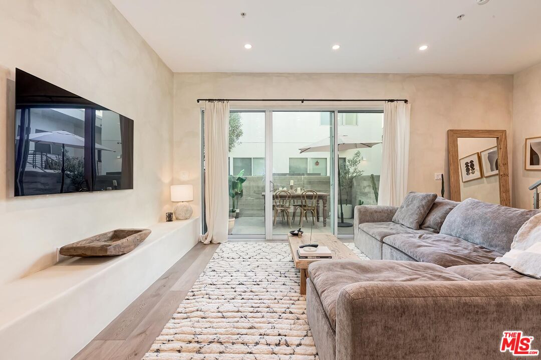 957 Figueroa Ter Unit: 321