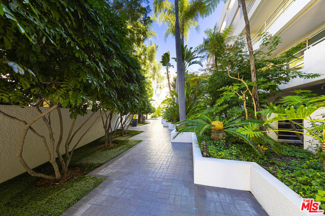 1131 Alta Loma Rd Unit: 131