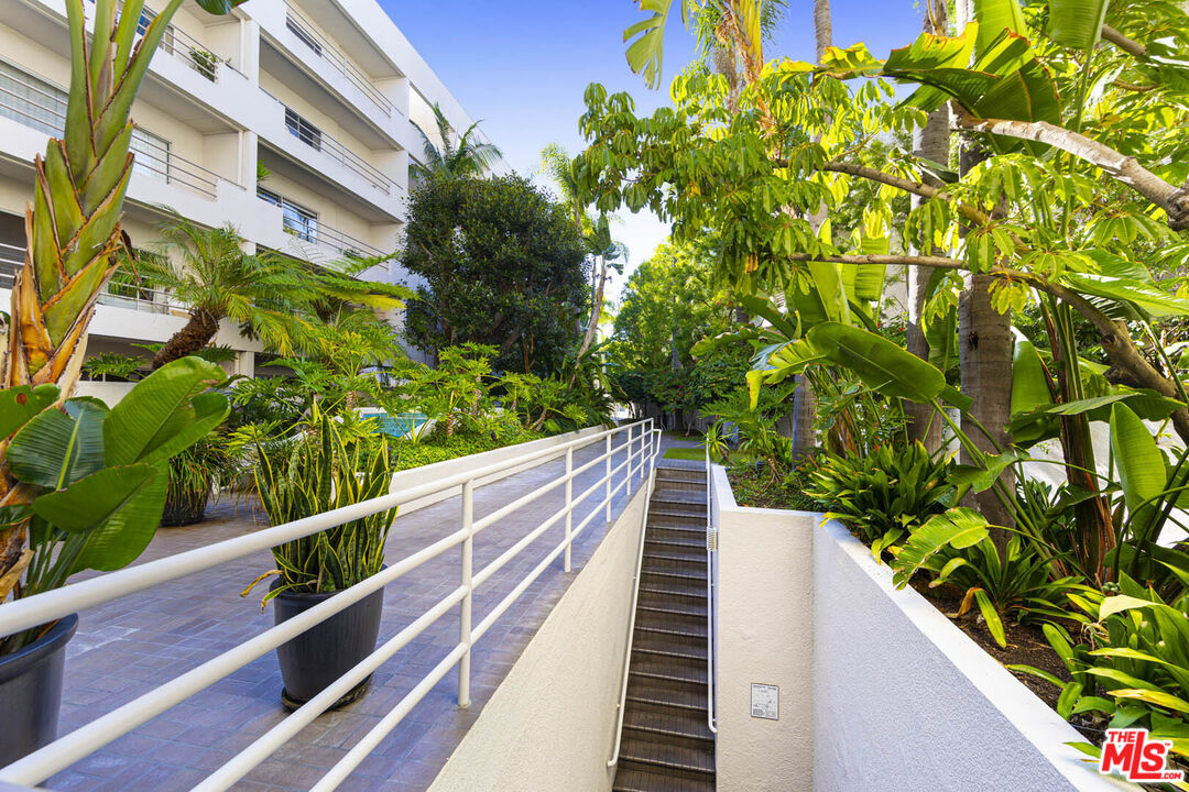 1131 Alta Loma Rd Unit: 131