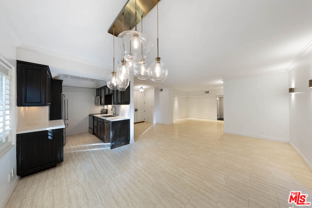 1131 Alta Loma Rd Unit: 131